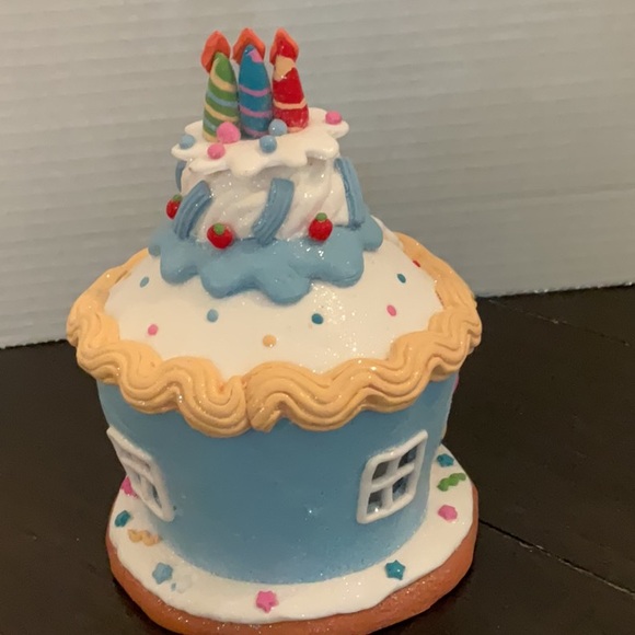 Valerie Parr Hill Illuminated Birthday Celebration Cupcake House - Picture 3 of 5